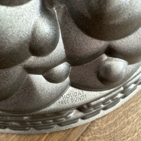 Nordic Ware Holiday Tree Cast Aluminum Bundt Pan 10 cup Capacity Made in the USA - Picture 4 of 10